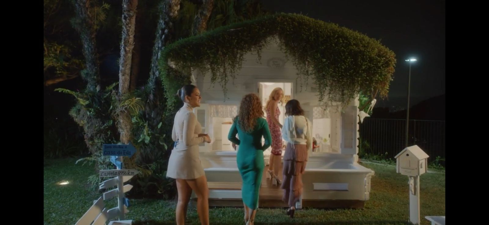 Casa de bonecas de Eva fica no jardim da casa de Angélica — Foto: Reprodução/Globoplay