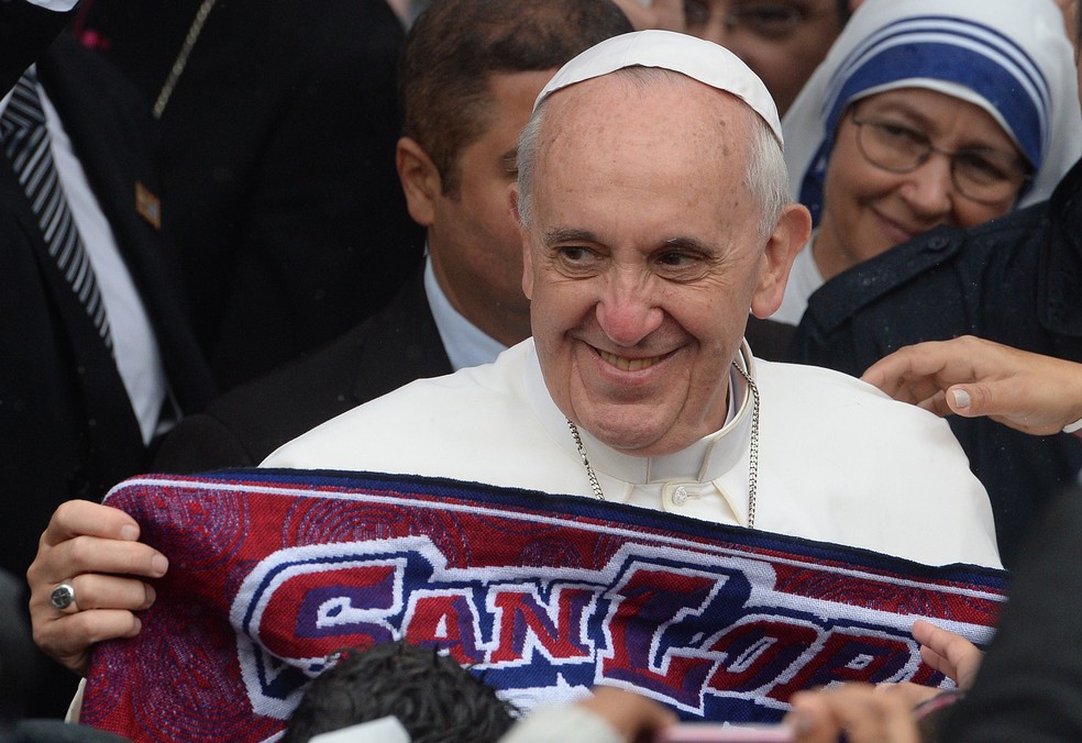Papa Francisco com o cachecol do San Lorenzo, seu time de coração, durante visita a favela do Rio em 2013 — Foto: AFP PHOTO / YASUYOSHI CHIBA