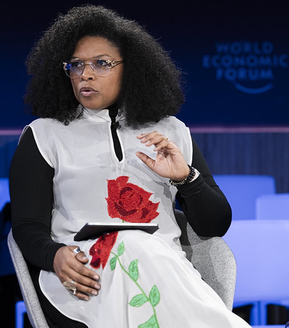 Luana Ozemela em Davos 2025 — fotografia publicada por O Globo