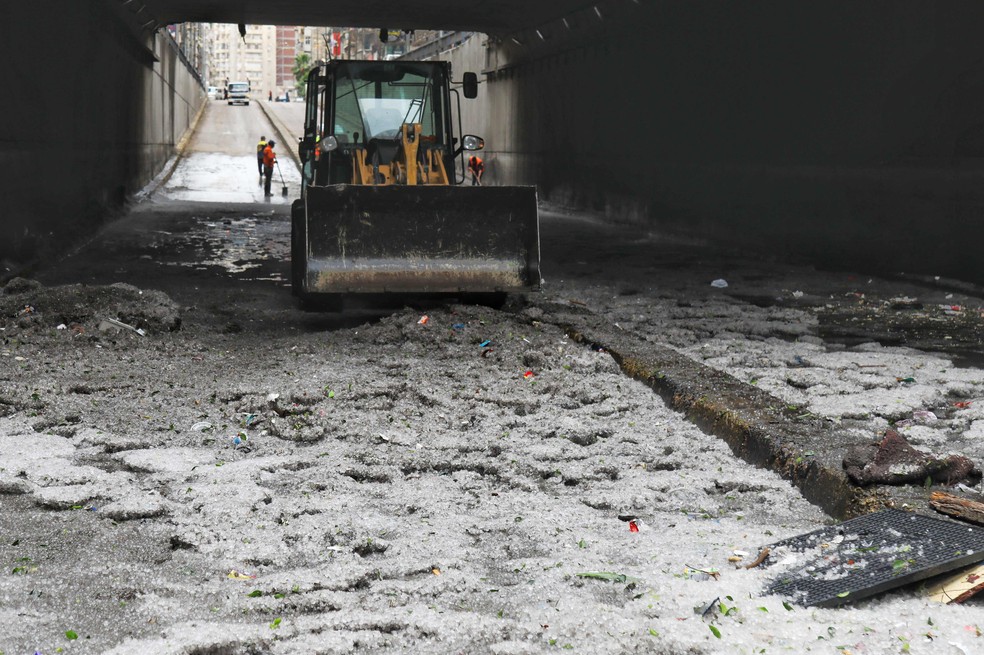 Equipe de emerg&ecirc;ncia retira peda&ccedil;os de granizo e entulho ap&oacute;s tempestade em Alexandria &mdash; Foto: Hazem Gouda/AFP