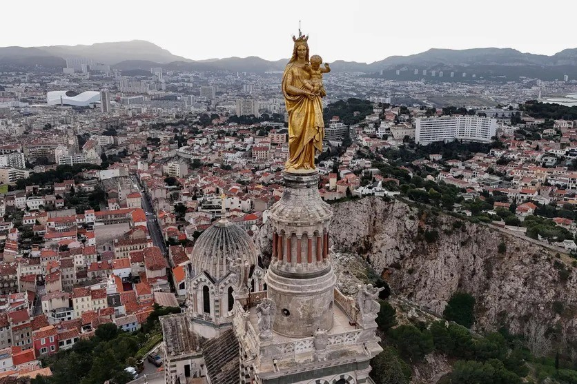 Restauração descobre sete marcas de balas da Segunda Guerra na estátua da Virgem de Notre-Dame