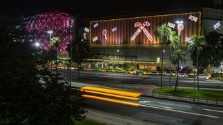 O Shopping Rio Sul também entrou no clima e iluminou a fachada — Foto: Alexandre Cassiano