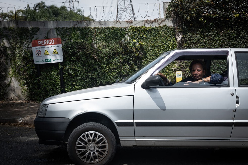 Maria Aparecida Oliveira, que mora no bairro há 50 anos, relata sensação de insegurança e assaltos recorrentes numa região que antes era tranquila — Foto: Maria Isabel Oliveira/Agência O Globo