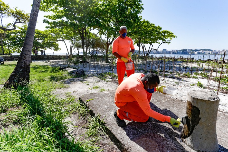 Funcionários da CLIN realizam a limpeza das pichações no Parque do Morro do Morcego