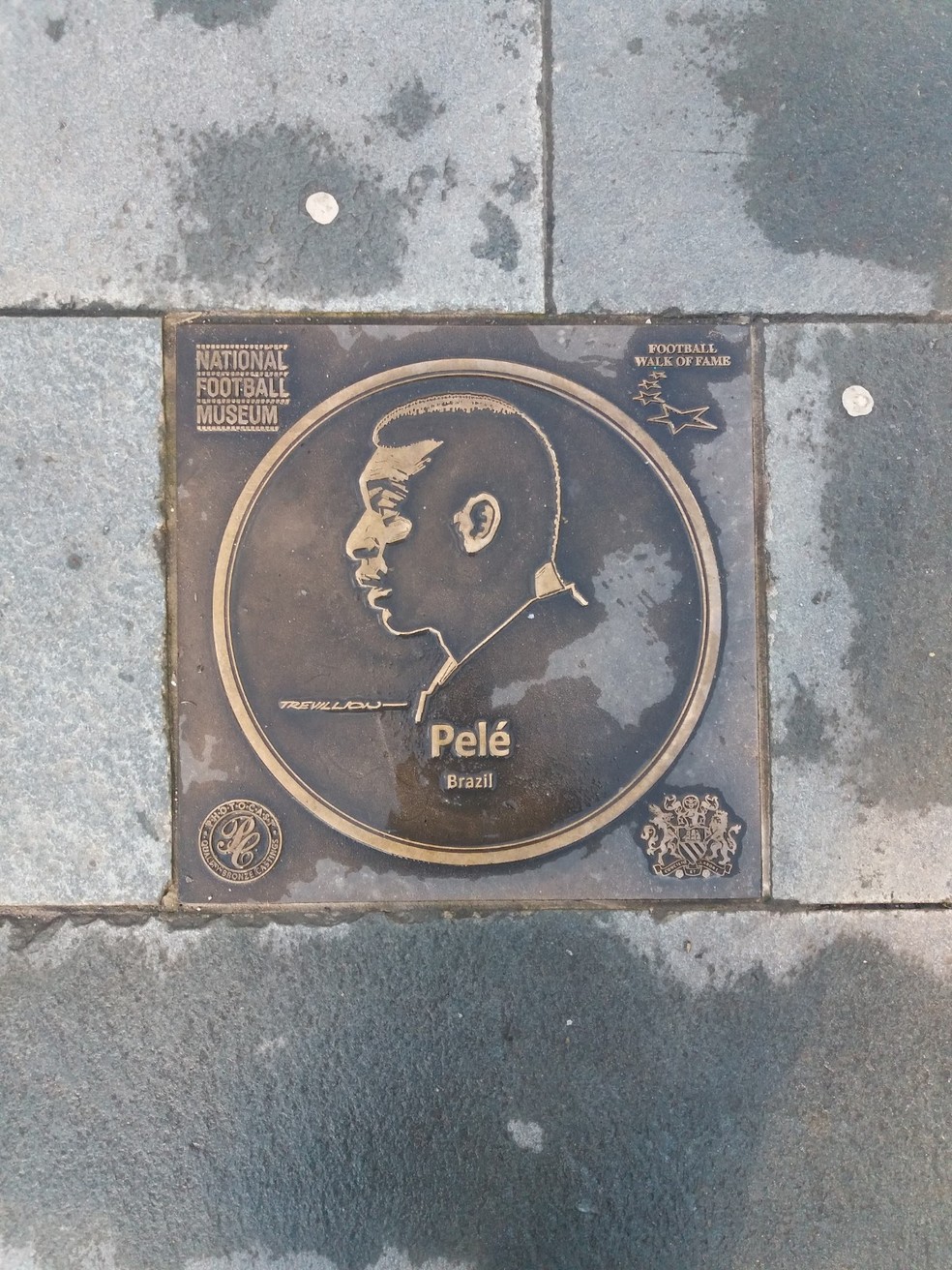 Imagem de Pelé na calçada da fama do National Football Museum, em Manchester, na Inglaterra — Foto: Eduardo Maia / O Globo
