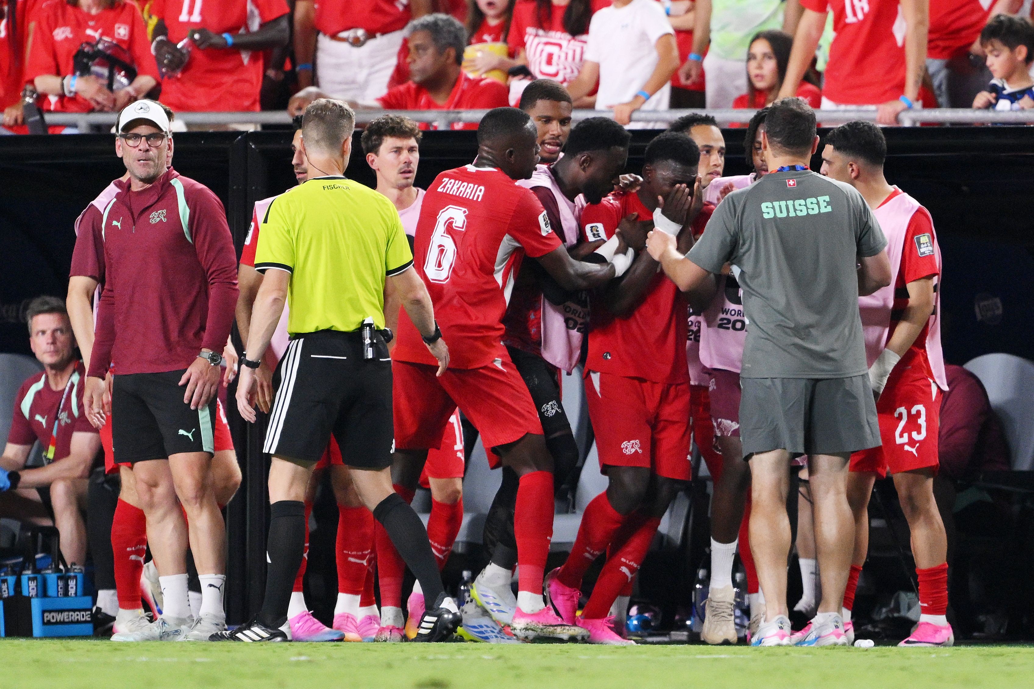 Embolo é expulso por simulação e chora em campo em jogo da Copa