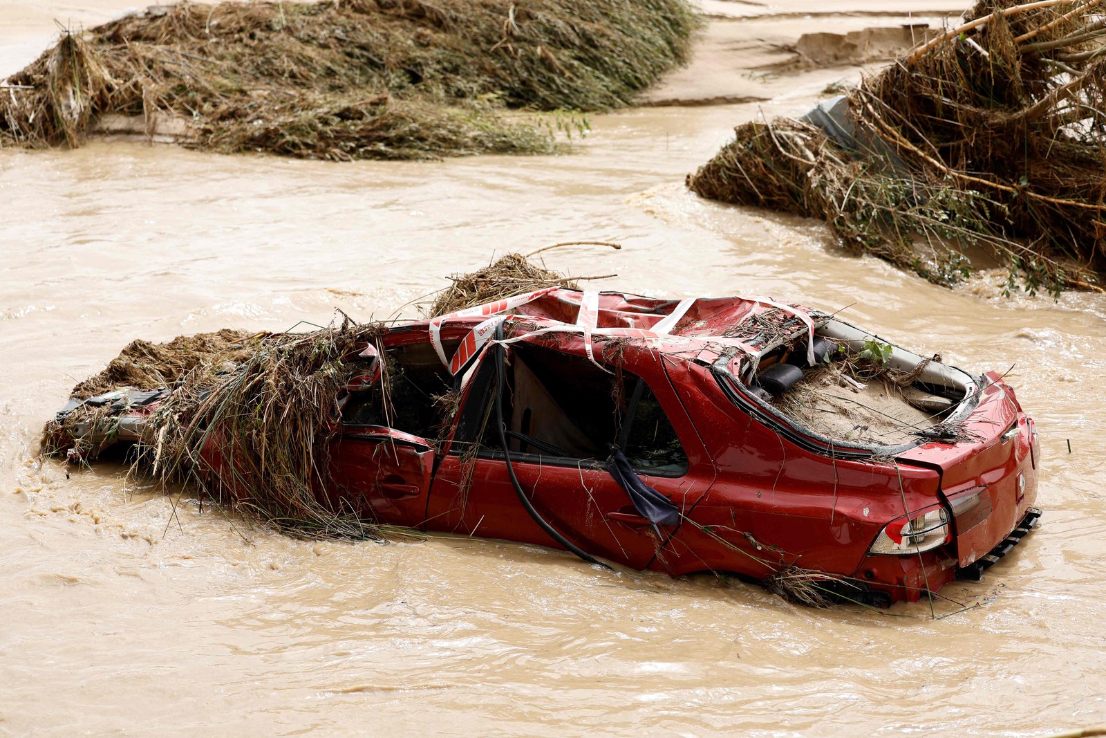Carro destruído no meio de um rio na cidade de Aldea del Fresno, na região de Madrid — Foto: OSCAR DEL POZO CAÑAS/AFP