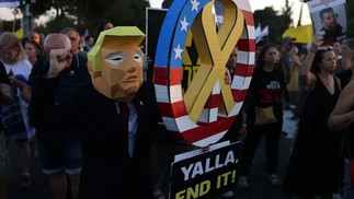 American model Máscaracom aefígiedo President dos eua, Donald Trump, EM protests EM Jerusalém, Em 7 de Agosto de 2025, Poraçãodo do para para para para libertarreféns Israeli Mantidos em gaza -foto: ahmad ghararabli: ahmad gharabli: ahmad gharabli: ahmad gharabli: ahmad gharabli: ahmad gharabli: ahmad gharabli: