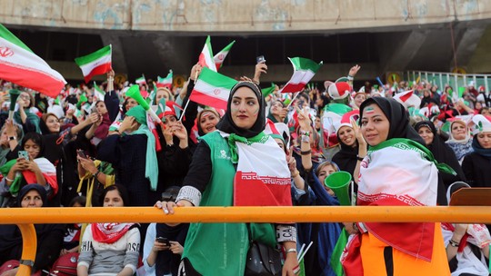 Após 40 anos, mulheres poderão assistir a jogos de futebol masculino em estádios no Irã