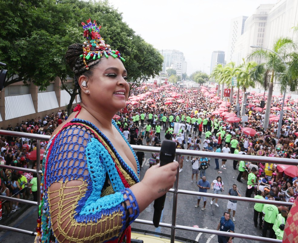 Preta Gil no alto do trio elétrico durante desfile de seu megabloco no carnaval de 2020 — Foto: Cléber Júnior16/02/2020