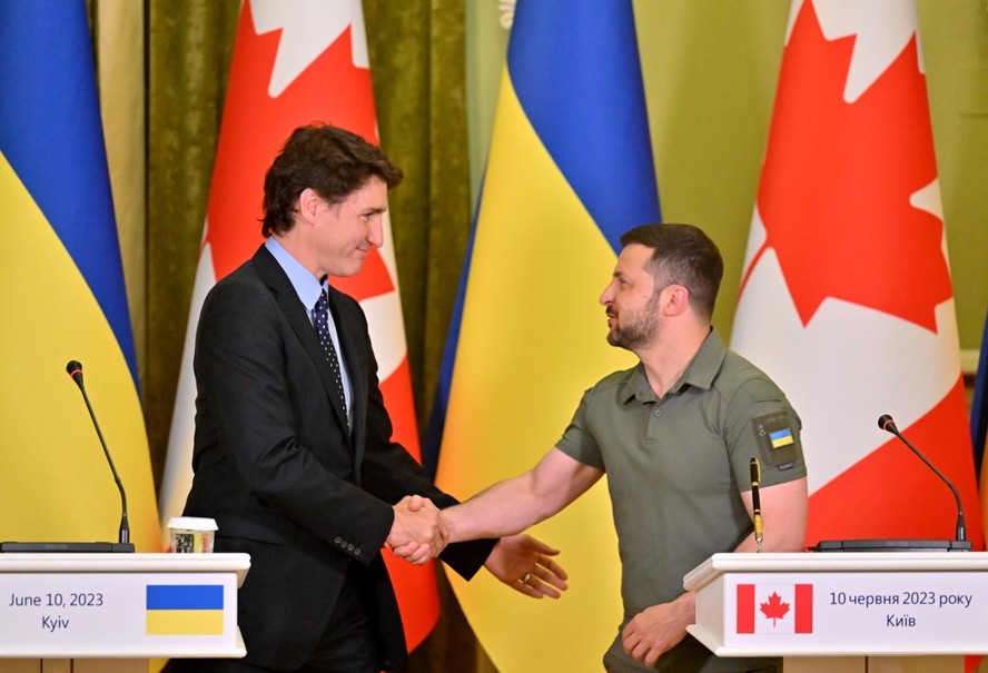 O primeiro-ministro canadense, Justin Trudeau, e o presidente ucraniano, Volodymyr Zelensky, em entrevista coletiva conjunta em Kiev