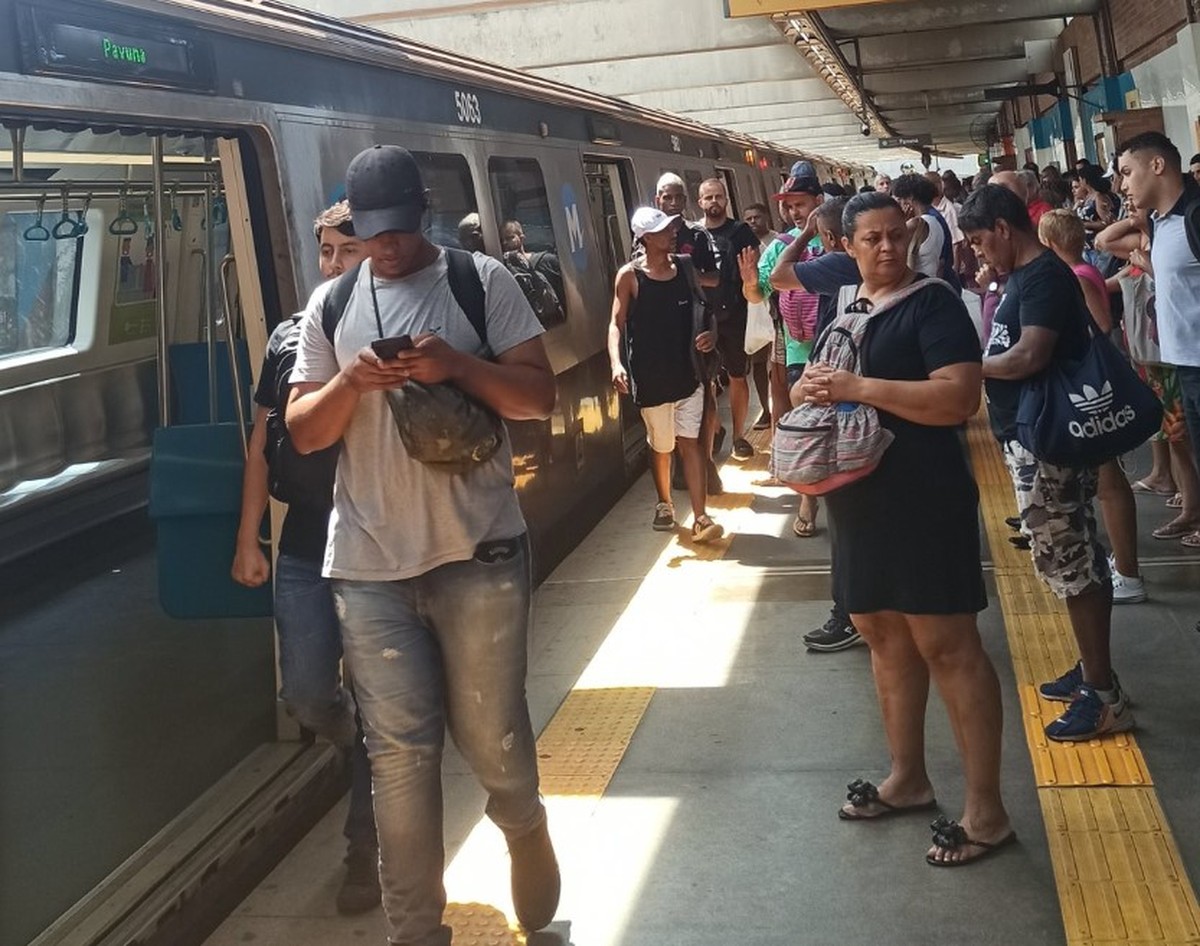 Problema na Linha 2 do Metr&ocirc; deixa centenas de foli&otilde;es a p&eacute;