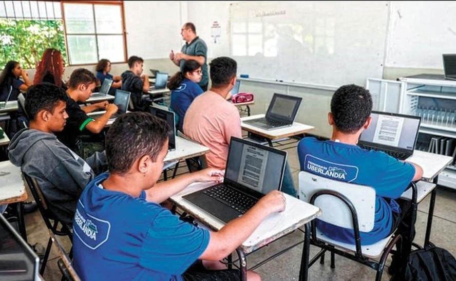 Alunos usam computadores em escola de Uberlândia