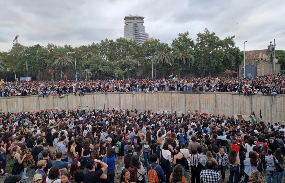Em Barcelona, ​​milhares de manifestantes se reuniram na Plaza de Les Drassanes — Foto: Reprodução / redes sociais