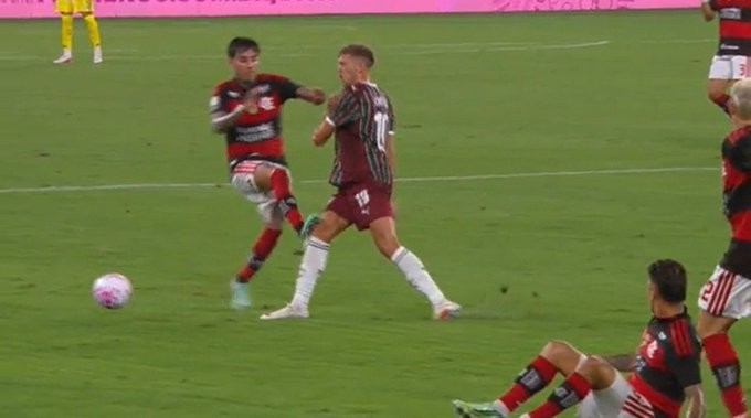 Samuel Xavier cobra arbitragem por não expulsão de Pulgar, do Flamengo, contra o Fluminense: 'Parece que todo mundo fica cagado'