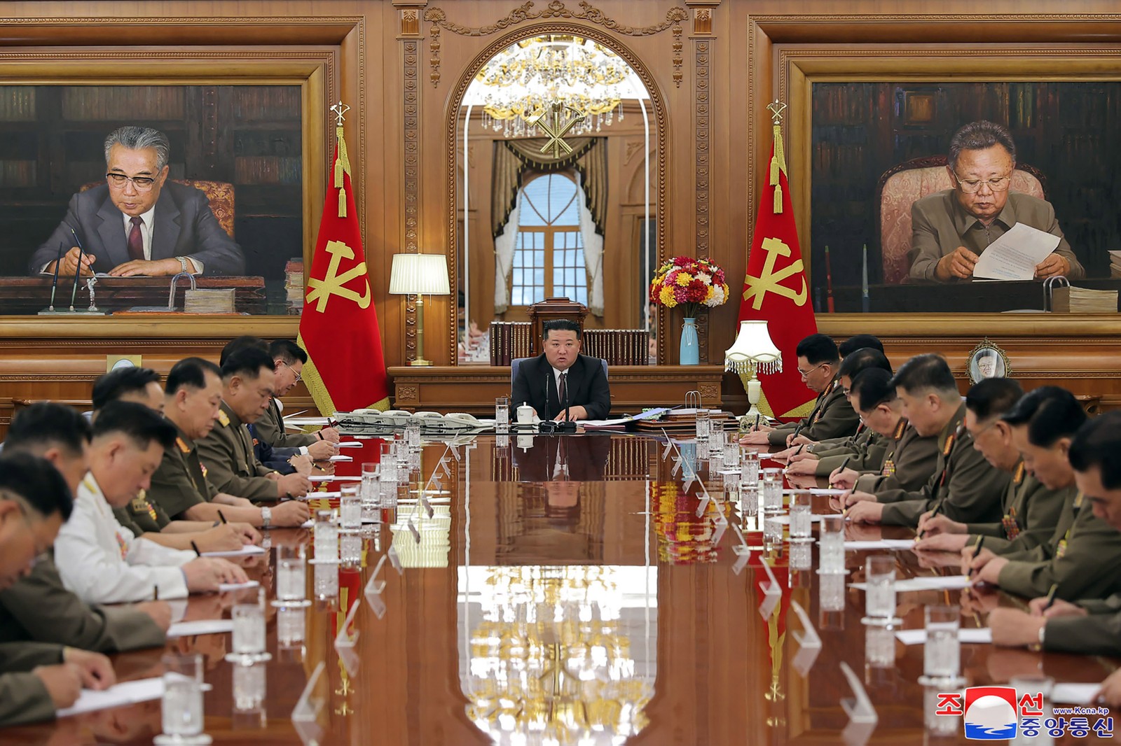 Kim Jong-un preside sessão plenária da Comissão Militar Central em Pyongyang — Foto: KCNA VIA KNS / AFP
