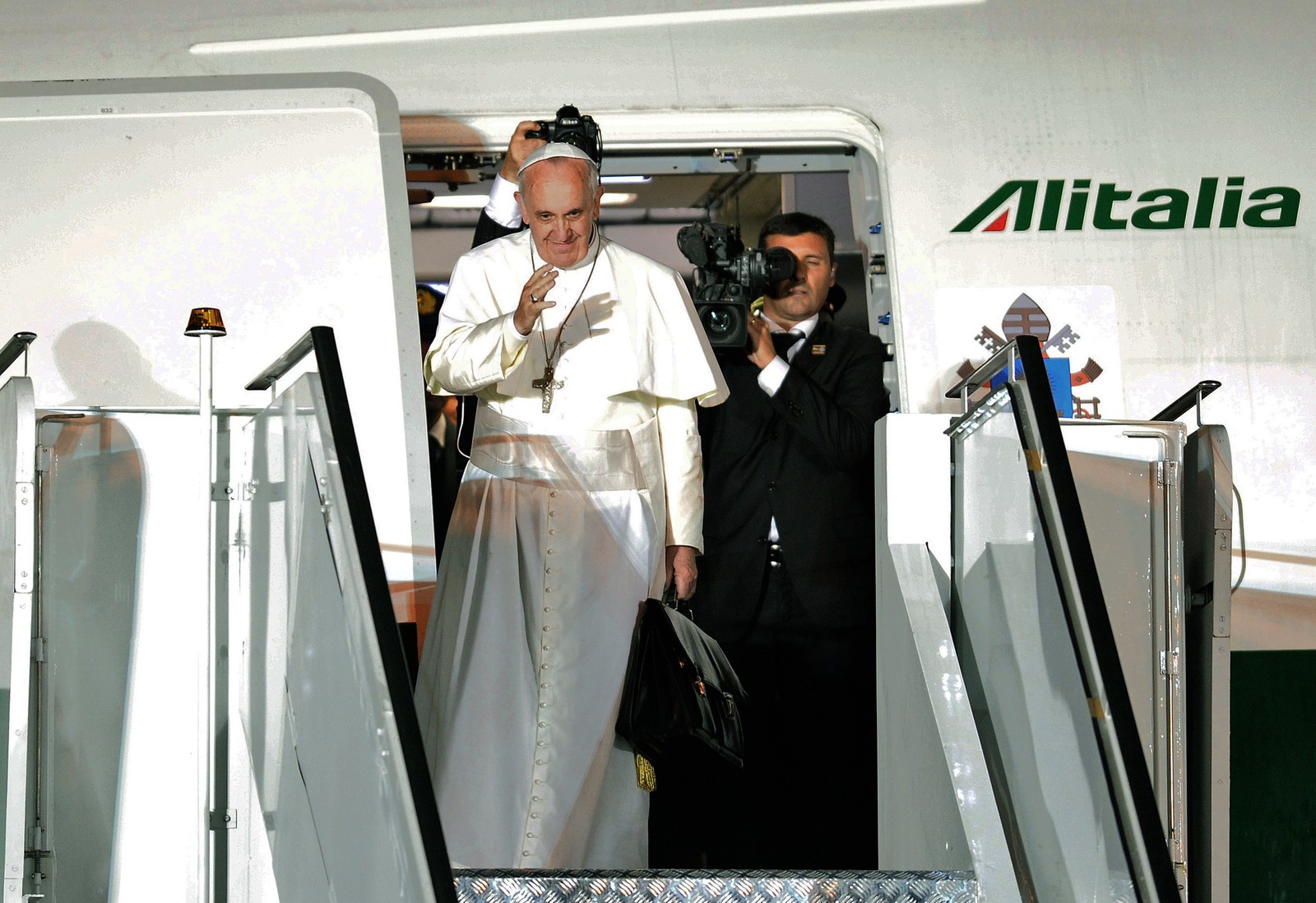 O Papa Francisco acena ao embarcar depois de uma viagem de uma semana ao Brasil, em 28 de julho de 2013 — Foto: EVARISTO SA / AFP  