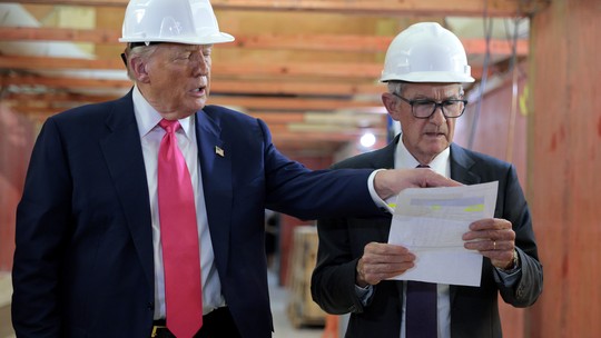 Em visita ao Fed, Trump confronta Powell por gastos em reforma do prédio, mas líder do banco central dos EUA rebate. Veja vídeo