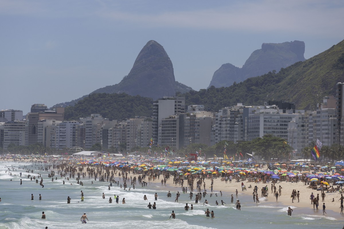 Rio tem primeiro s&aacute;bado ap&oacute;s a volta do calor&atilde;o com praias lotadas e previs&atilde;o de 39&deg;C