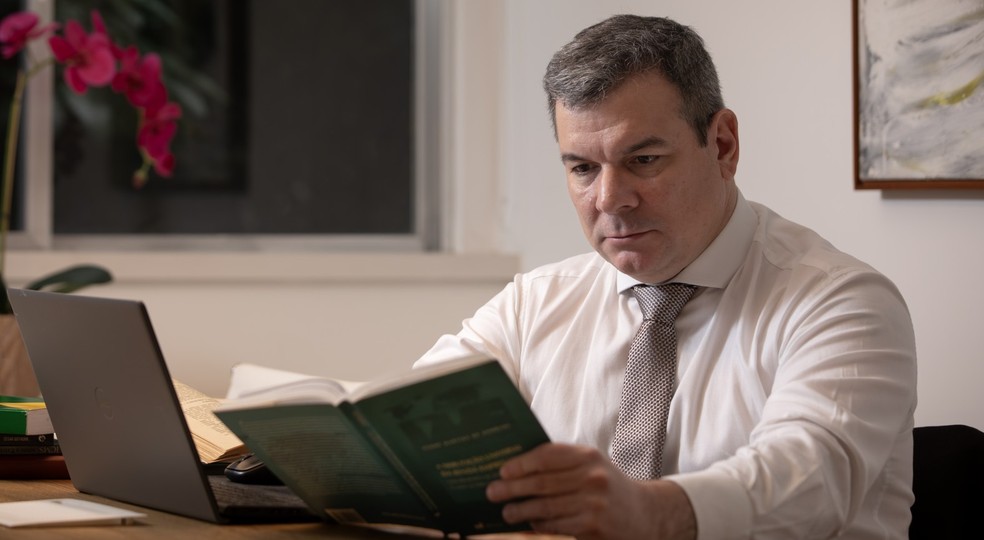 O advogado Eduardo Lustosa diz que a alíquota vai subir e que não terá mais direito a crédito na tributação — Foto: Ana Branco/Agência O Globo