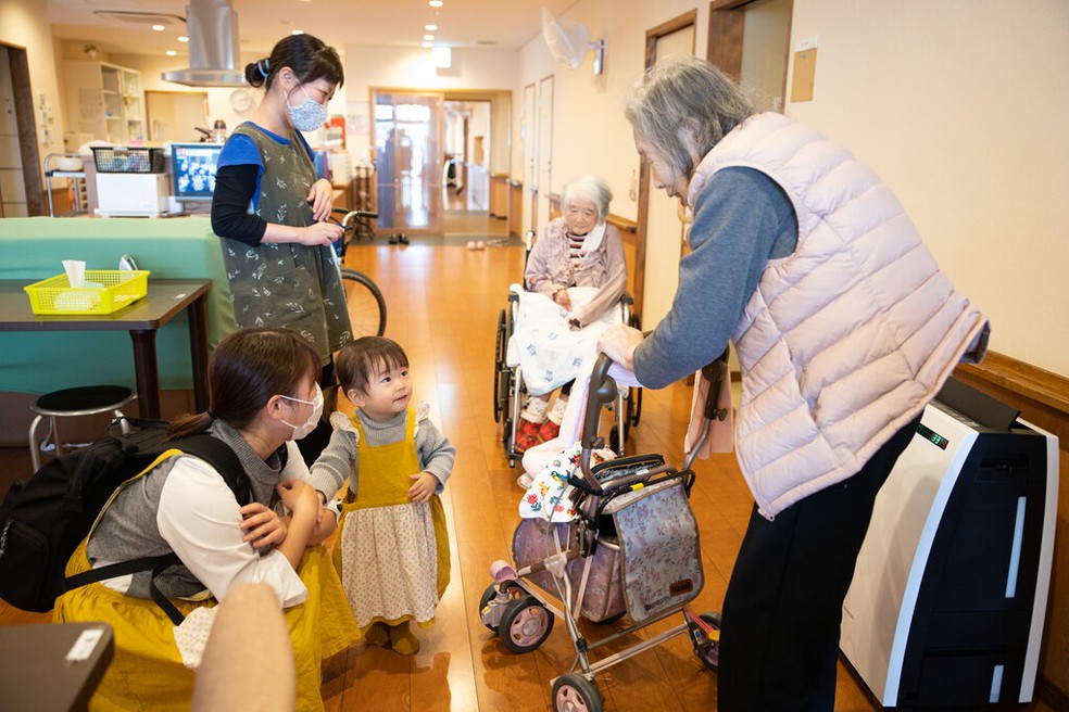 Uma “bebê trabalhadora” na Casa de Repouso Ichoan em Kitakyushu, Japão — Foto: Casa de Repouso Ichoan / NYT