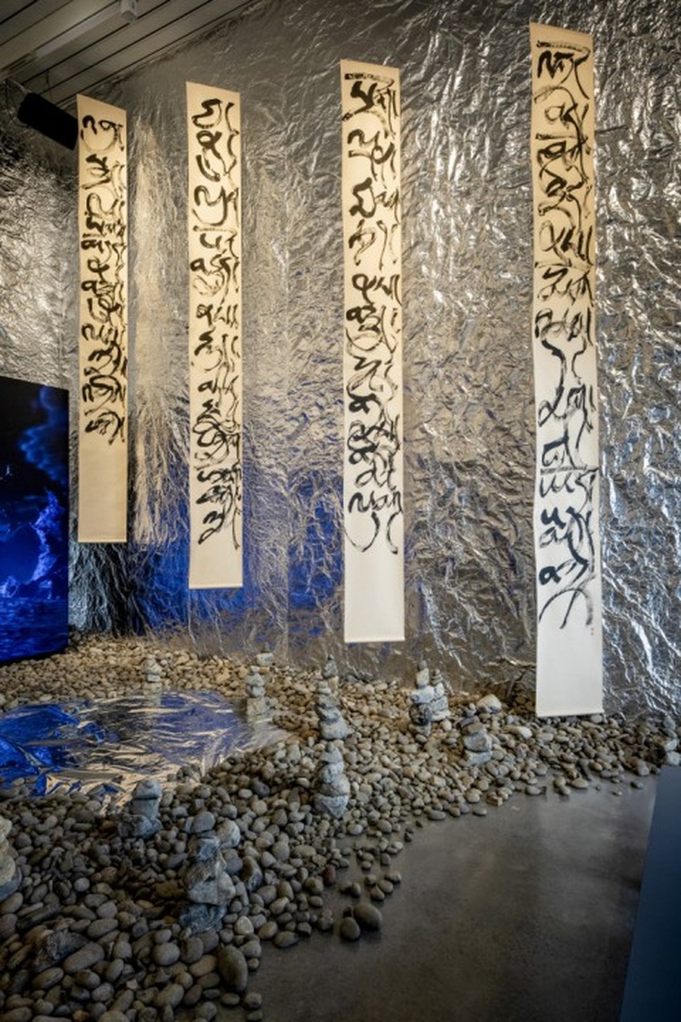 Na exposição “Lu Yang, Doku! Doku! Doku! samsara.exe”, artista combina tecnologias atuais com mídias antigas, como as chamadas bandeiras de oração,vistas ao lado — Foto: Tony Cenicola/The New York Times