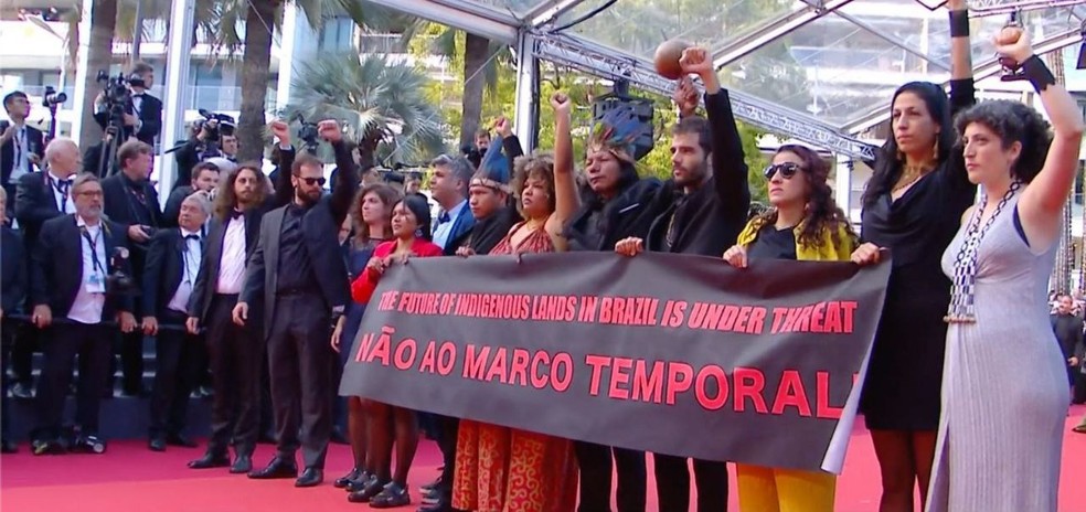 Equipe de filme brasileiro faz protesto em Cannes em defesa da