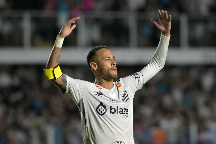 Neymar teve uma reestreia agitada pelo Santos