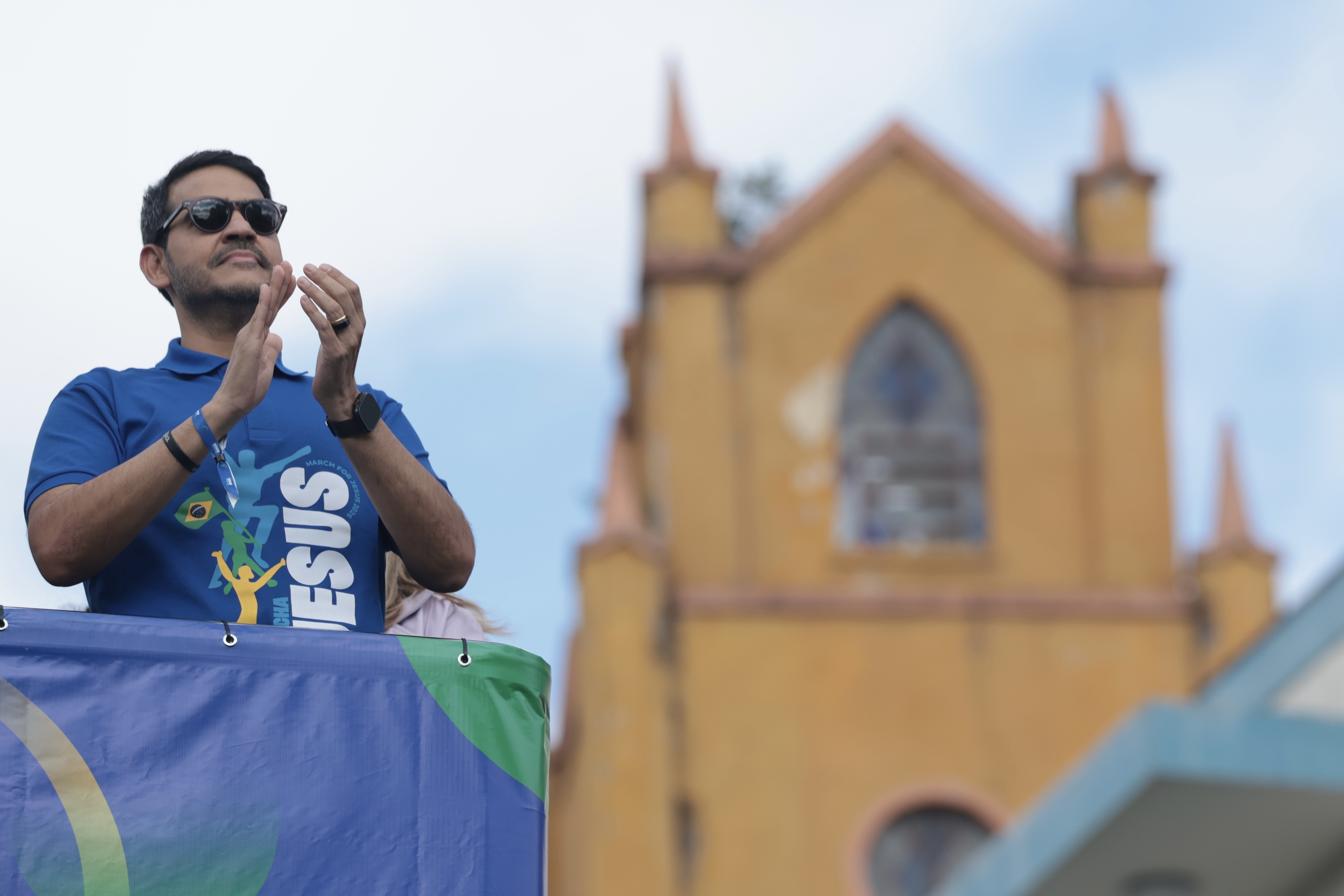 Messias critica Flávio Bolsonaro durante a Marcha para Jesus