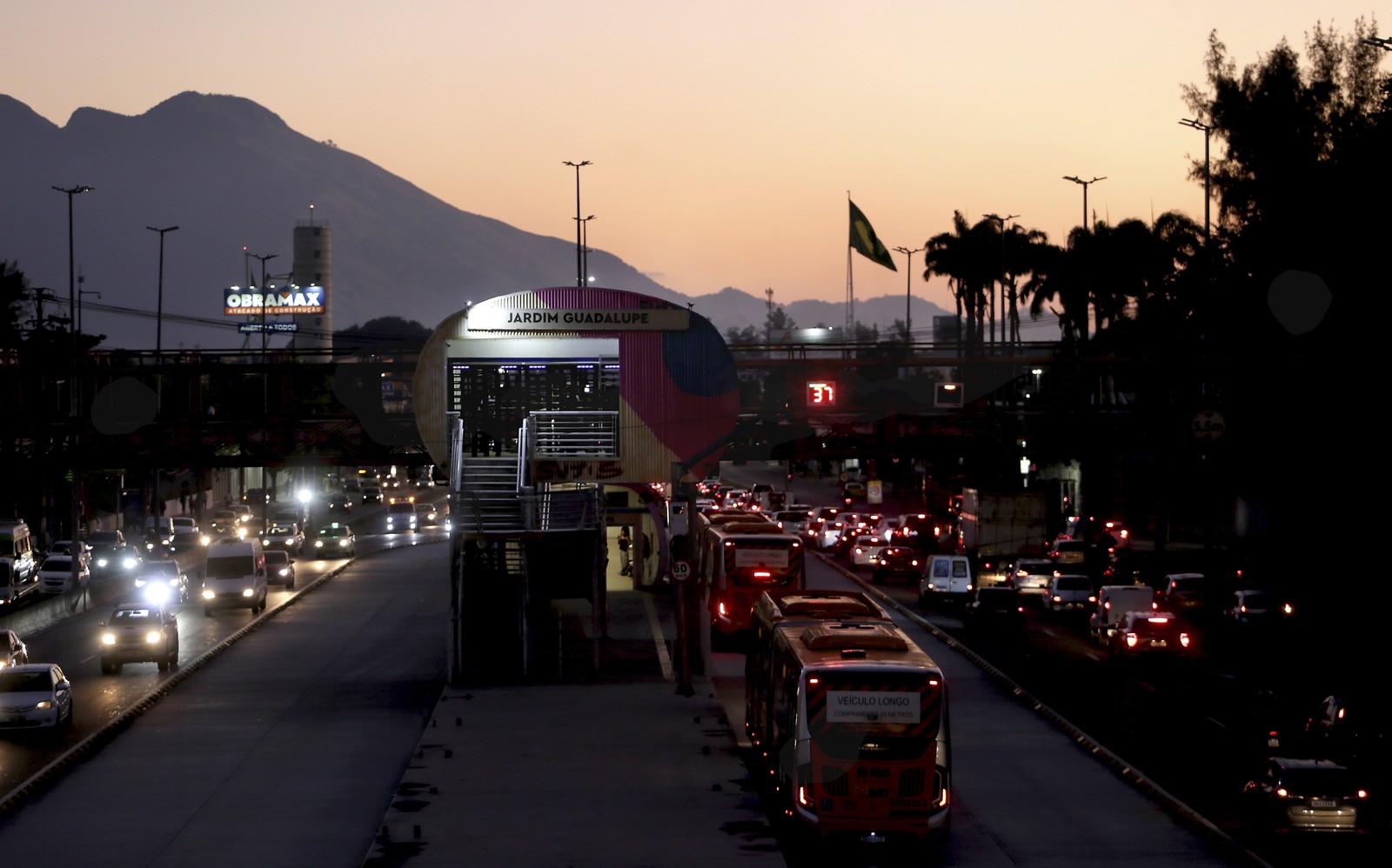 Rio registrou mais de 4 mil casos de roubo a coletivo em 2024, um terço deles em bairros cortados pela Avenida Brasil— Foto: Marcelo Theobald/Agência O Globo