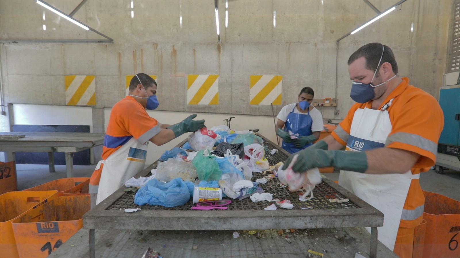 Funcionários da Comlurb fazem triagem do lixo recolhido, no Centro de Pesquisa da companhia. Objetivo é compreender como o isolamento social mudou a rotina e, consequentemente, os hábitos dos cariocasDivulgação