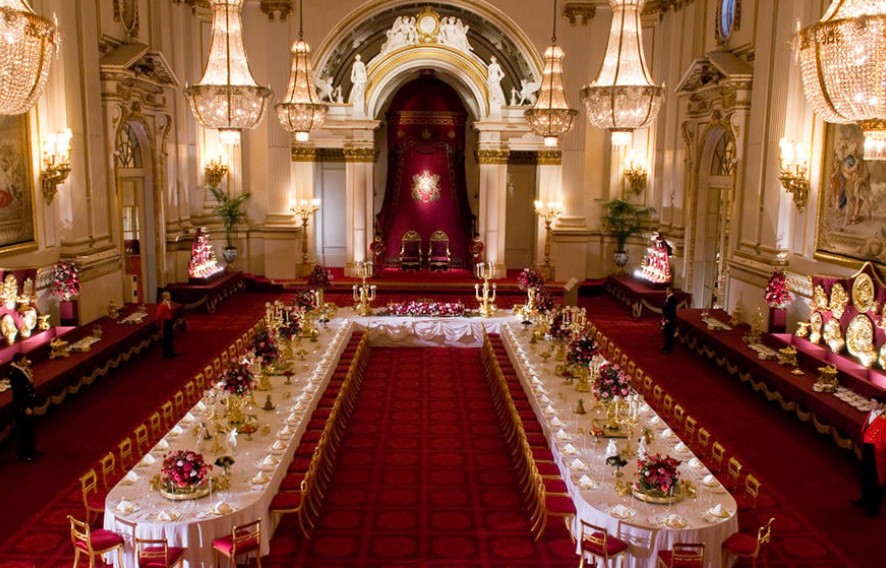 Sala de baile do Palácio de Buckingham já foi usada para coroações e hoje recebe banquetes de Estado — Foto: Royal Collection Trust