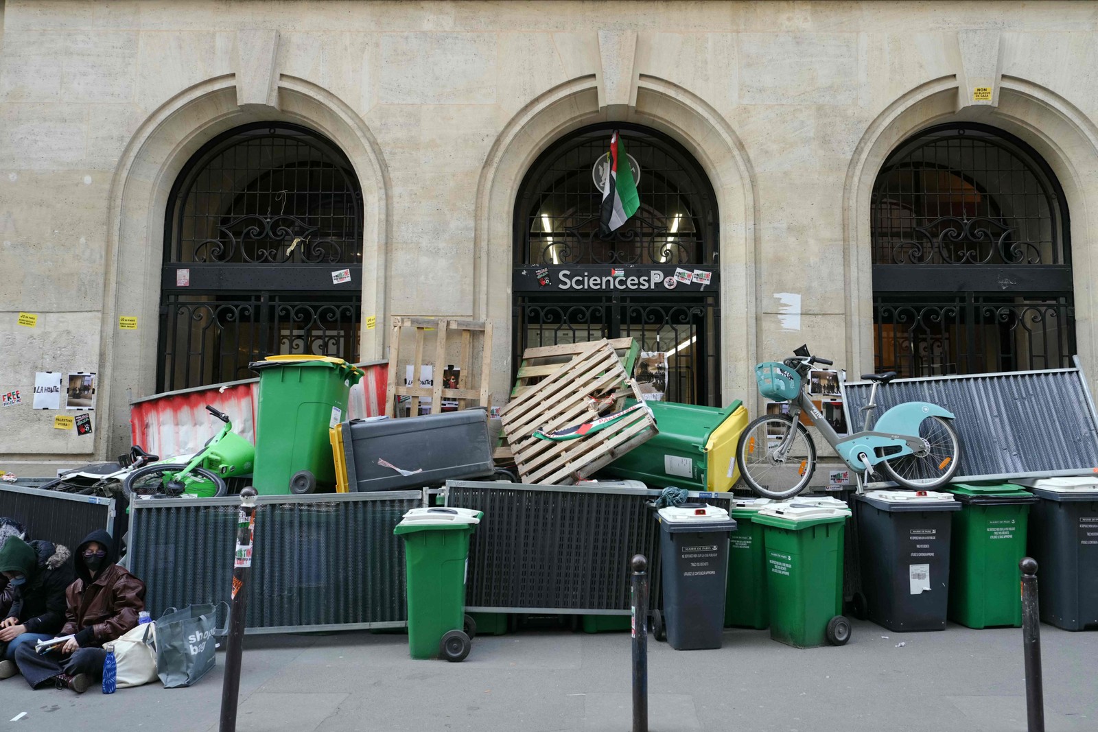 Barricada bloqueando a entrada durante a ocupação de um prédio da Sciences Po Paris por estudantes em apoio aos palestinos, em Paris — Foto: Dimitar DILKOFF / AFP