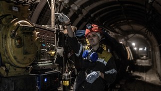 Karina Yatsina, operadora de máquina subterrânea em seu quinto dia de trabalho em uma mina de carvão perto da cidade de Pavlograd, na região de Dnipro, no leste da Ucrânia — Foto: Finbarr O'Reilly/The New York Times