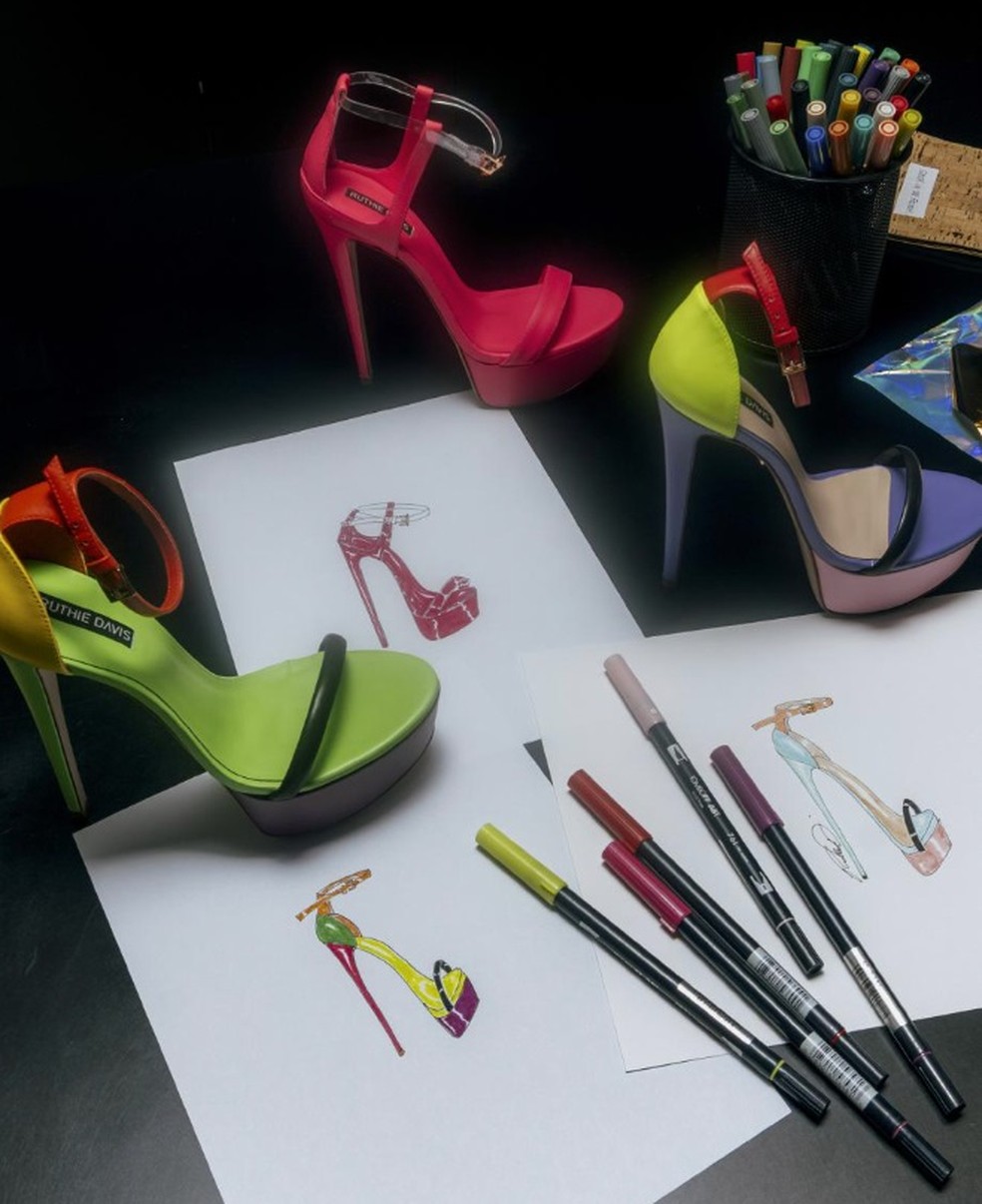 Esboços de design e sapatos no estúdio caseiro de Ruthie Davis; As tarifas elevadas e as ações de Trump transformaram a fabricação no exterior em um campo minado, mesmo para empreendedores que se instalaram em países vistos como alternativas seguras à China — Foto: DeSean McClinton-Holland/The New York Times