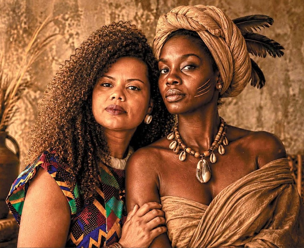 A pesquisadora Silviane Ramos com a tataravó Tereza de Benguela: família unida pela inteligência artificial — Foto: Fotos de Divulgação/BB/projeto Faces Negras Importam/Ilka Cyana