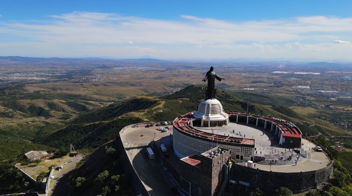A estátua de Cristo Rei, no México, fica localizada na colina de Cubilete e tem 23 metros de altura — Foto: Reprodução/Youtube/Popurrí de Viajes