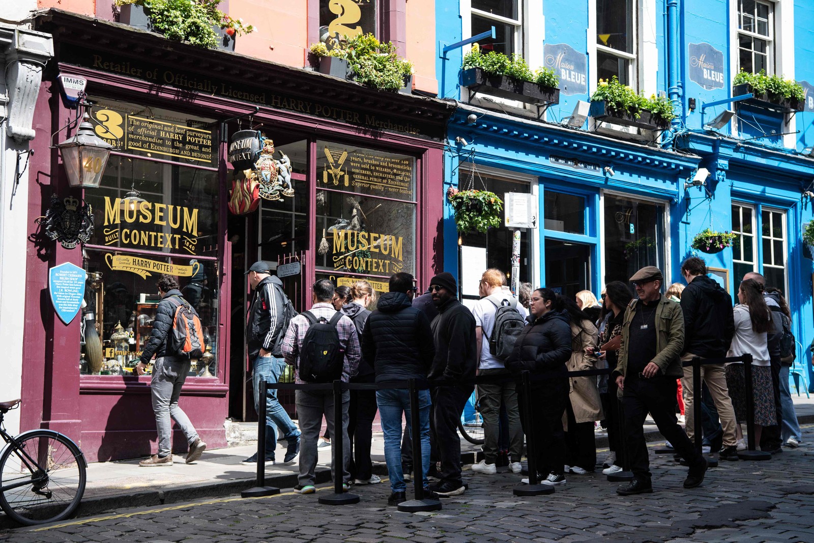 As lojas de suvenir da Victoria Street são muito populares entre os turistas que visitam Edimburgo atrás dos lugares que inspiraram a criação da saga de Harry Potter — Foto: Andy Buchanan / AFP|