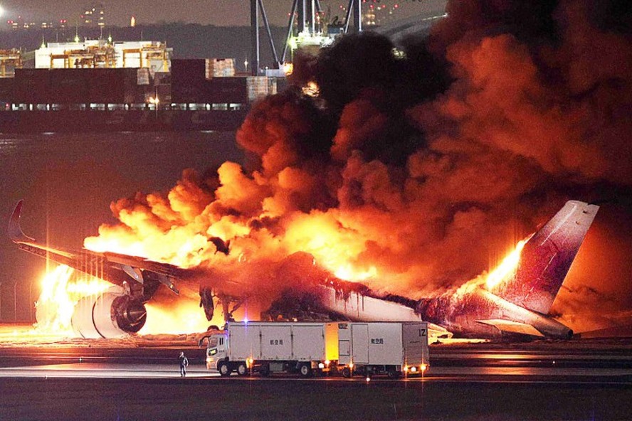 Avião da Japan Airlines pega fogo em uma pista do Aeroporto Haneda, em Tóquio, após colisão