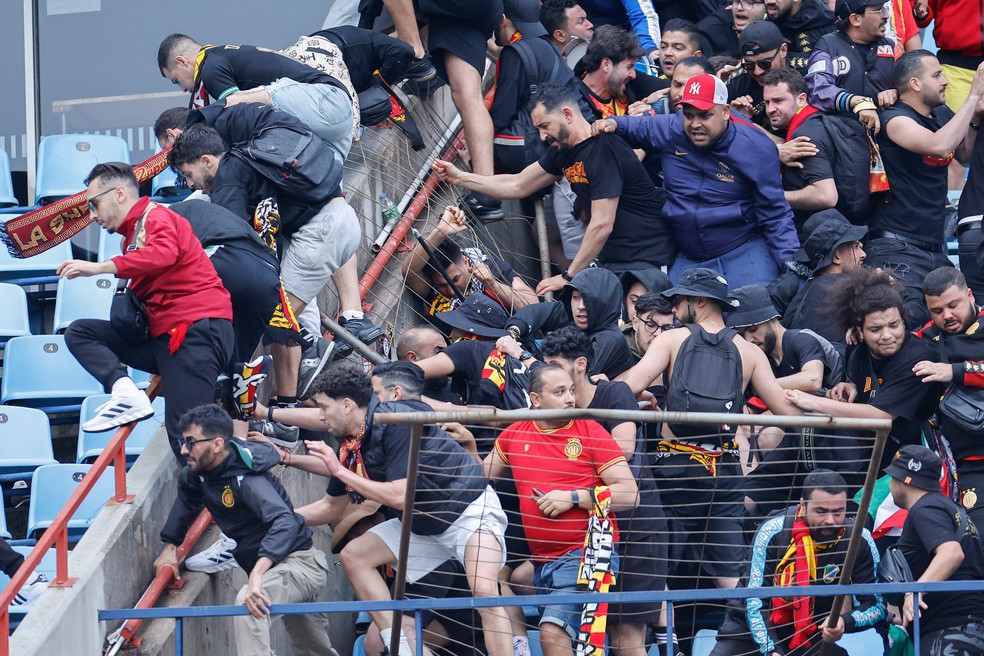 Jogo entre Mamelodi Sundowns e Espérance termina em pancadaria entre os torcedores — Foto: PHILL MAGAKOE / AFP