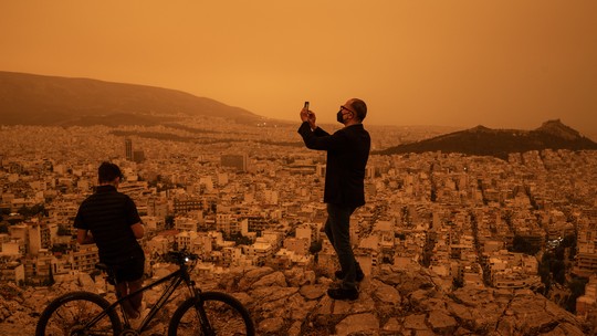 Nuvem de poeira laranja do Saara cobre Atenas, na Grécia; veja fotos