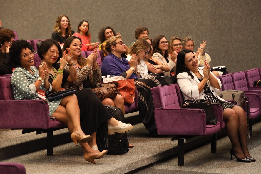 Abertura da 2ª Edição do Encontro Mulheres na Justiça, em agosto; Salise Sanchotene aparece sentada à frente