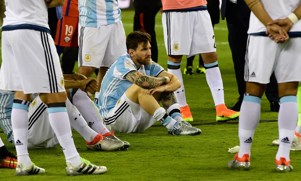 Messi frustrado pela perda do título da Copa América de 2016, na final, para o Chile — Foto: Alfredo Estrella / AFP