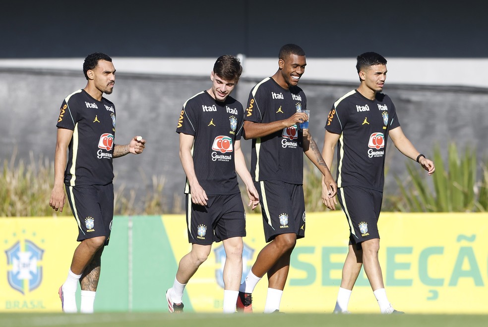 Matheuzinho, Breno Bidon, Rayan e Arthur Dias no treino da sele&ccedil;&atilde;o durante primeira data Fifa do ciclo para 2030 &mdash; Foto: Rafael Ribeiro/CBF