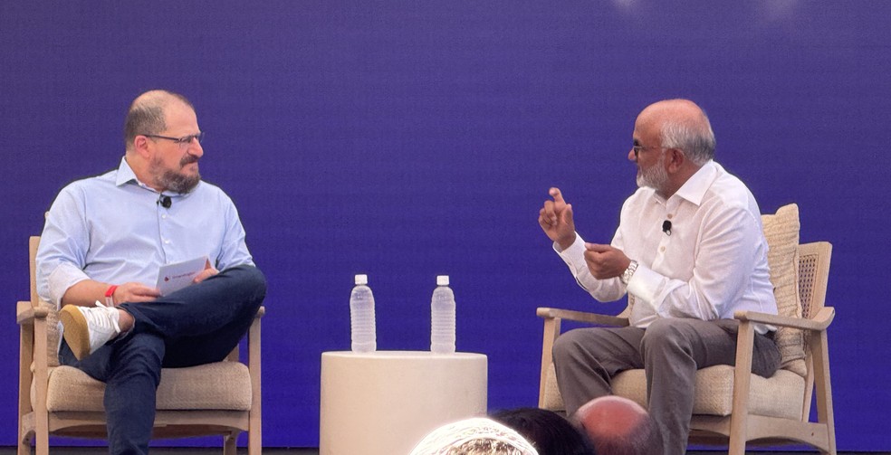 Cristiano Amon, CEO da Qualcomm, com Shantanu Narayen, diretor executivo da Adobe — Foto: Bruno Rosa