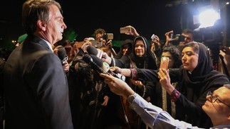 "Vocês estão mais bonitas assim", diz Bolsonaro à jornalistas brasileiras de túnica na Arábia Saudita — Foto: Divulgação