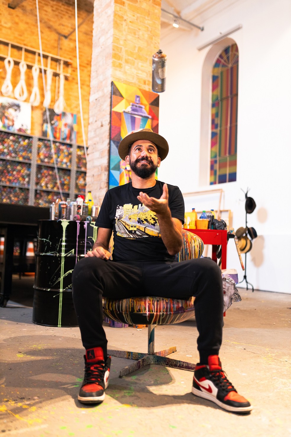 Kobra in his studio, where he also devotes himself to the production of canvases: starting with studies of mural paintings — Photo: Divulgação/Renan Roberto/Turbo Labs