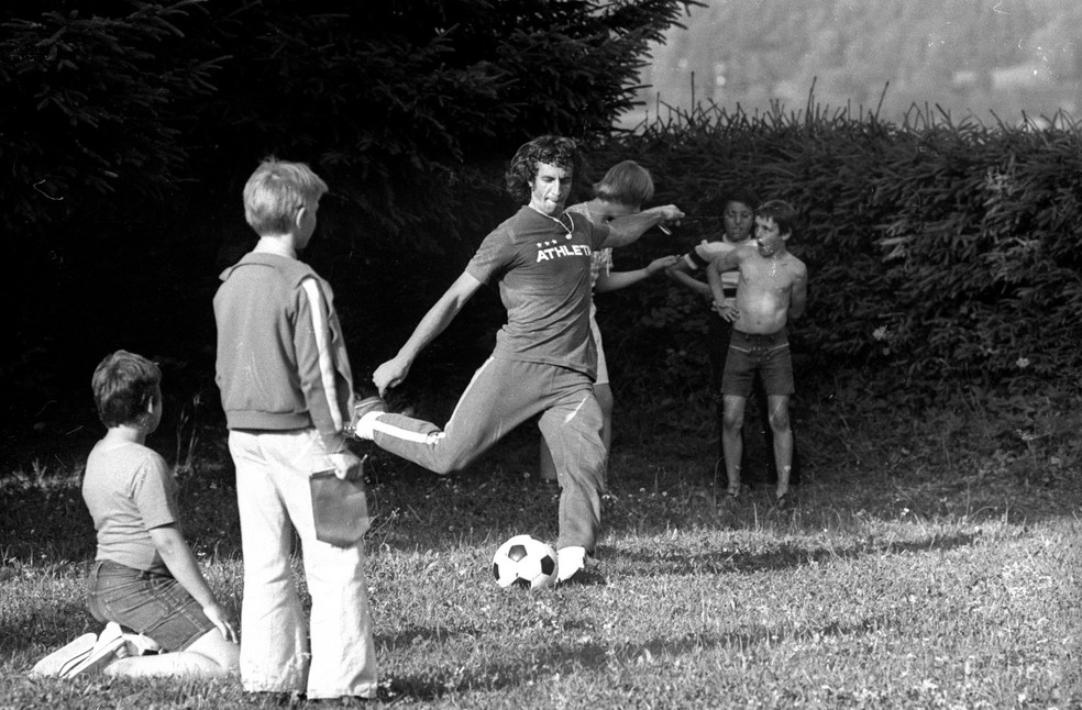 Piazza treina em meio a garotos alemães durante concentração para a Copa de 1974 — Foto: Agência O Globo