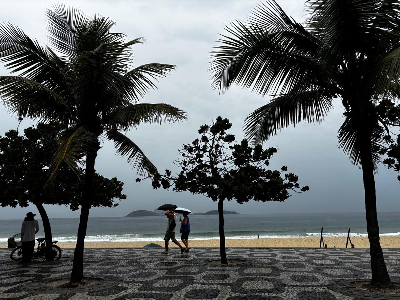 Feriadão terá 17 praias recomendadas ao banho no Rio de Janeiro, mas céu permanece nublado