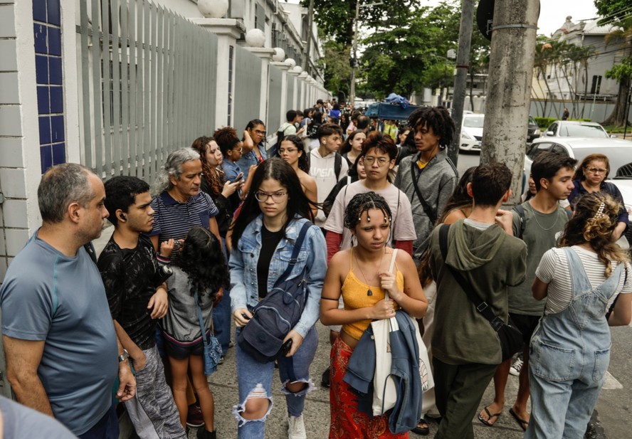 Alunos chegam para o Enem no Cefet, Zona Norte do Rio